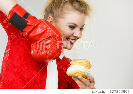 Woman boxing cream cupcake Woman boxing cream cupcake 127233902