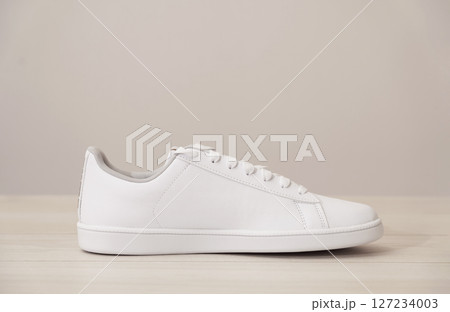 床の上のシューズ 床の上のシューズ 127234003