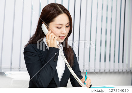 電話を受けてメモするアジア人女性03 電話を受けてメモするアジア人女性03 127234039