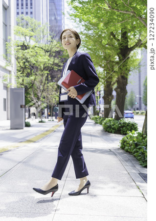 オフィス街の若いビジネスウーマン　縦位置 127234090