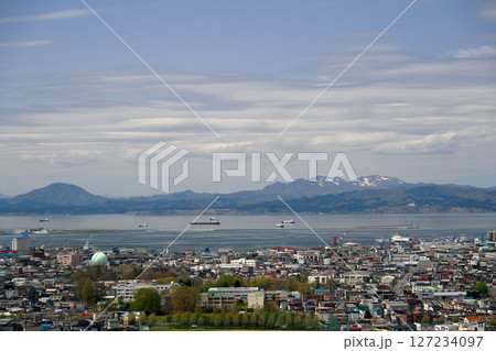 五稜郭タワーから見た函館の海と山の風景 五稜郭タワーから見た函館の海と山の風景 127234097