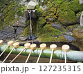 古い神社の苔むした手水舎 127235315