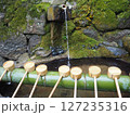 古い神社の苔むした手水舎 127235316