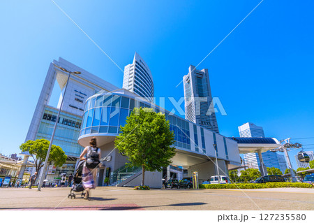 日本の東京都市景観 桜木町駅前や横浜ランドマークタワー、エアキャビンの桜木町駅などを望む 日本の東京都市景観 桜木町駅前や横浜ランドマークタワー、エアキャビンの桜木町駅などを望む 127235580