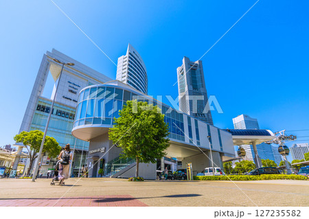 日本の東京都市景観 桜木町駅前や横浜ランドマークタワー、エアキャビンの桜木町駅などを望む 127235582