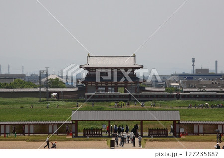 朱雀門と近鉄電車・平城宮跡【奈良県奈良市】 朱雀門と近鉄電車・平城宮跡【奈良県奈良市】 127235887