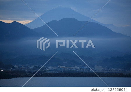 富士山ー由比ガ浜ー夜明け【静岡県静岡市】 富士山ー由比ガ浜ー夜明け【静岡県静岡市】 127236054