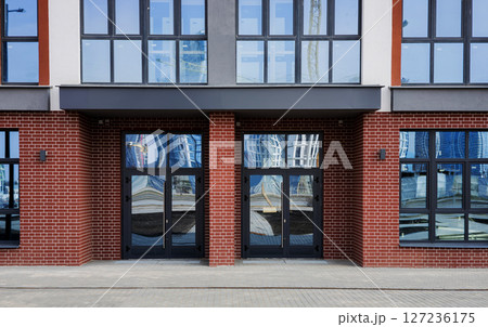 building with main entrance 127236175