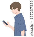 スマートフォンを持っている男性のイラスト 127237329