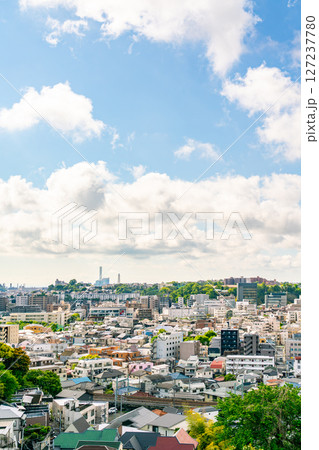 【神奈川県】青空が広がる横浜の住宅街 127237780