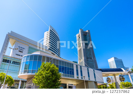 日本の東京都市景観 桜木町駅前や横浜ランドマークタワー、エアキャビンの桜木町駅などを望む 127237862