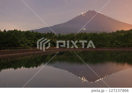 深夜夏山の逆さ景観 127237866