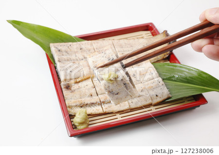 山葵醤油でさっぱり食べる うなぎの白焼アップ 山葵醤油でさっぱり食べる うなぎの白焼アップ 127238006