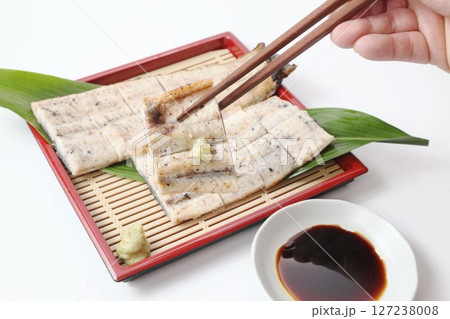 山葵醤油でさっぱり食べる うなぎの白焼アップ 127238008