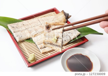 山葵醤油でさっぱり食べる うなぎの白焼アップ 127238009