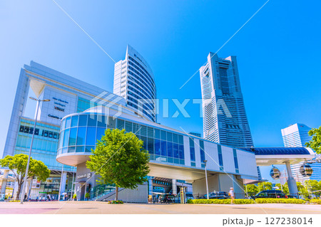 日本の東京都市景観 桜木町駅前や横浜ランドマークタワー、エアキャビンの桜木町駅などを望む 127238014