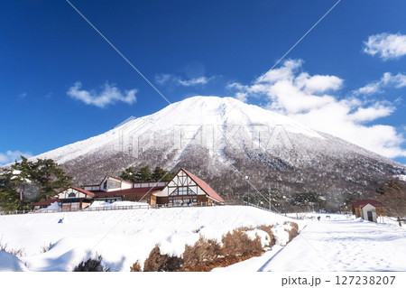 スノーシュートレッキングのイメージ 背景に大山 スノーシュートレッキングのイメージ 背景に大山 127238207