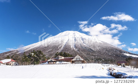 スノーシュートレッキングのイメージ 背景に大山 スノーシュートレッキングのイメージ 背景に大山 127238209
