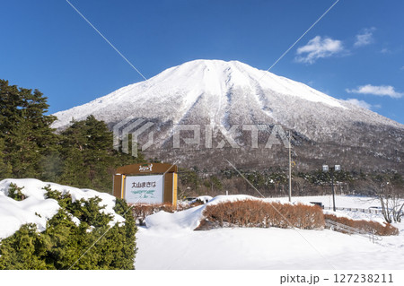 スノーシュートレッキングのイメージ 背景に大山 スノーシュートレッキングのイメージ 背景に大山 127238211
