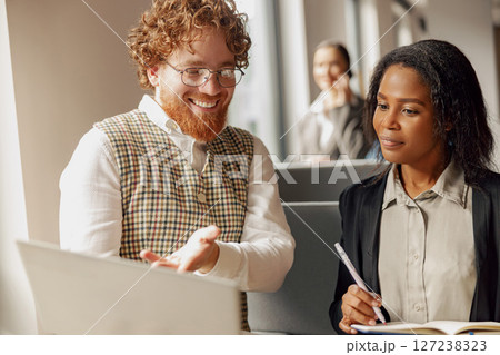 Engaging Collaborative Team Meeting in a Dynamic and Modern Workspace Environment 127238323