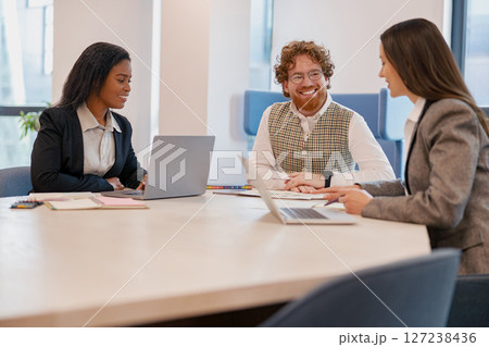 Hold a Collaborative Business Meeting in a Dynamic Office to boost innovation and growth 127238436