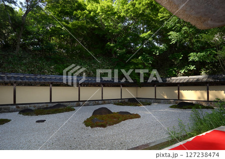 ロマンチック茨城（北大路魯山人が愛した「枯山水」初夏の芽吹きの緑もまた美しい。）笠間市・春風萬里荘 127238474