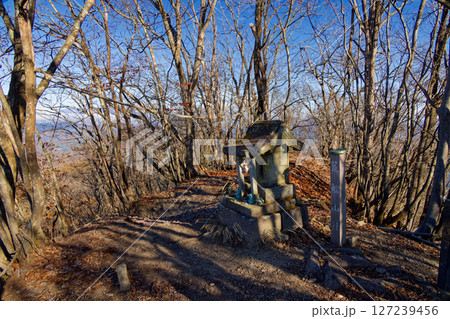 晩秋の荒船山・経塚山山頂の風景 晩秋の荒船山・経塚山山頂の風景 127239456