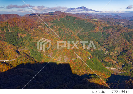 荒船山・艫岩から見る紅葉の山並みと浅間山 127239459