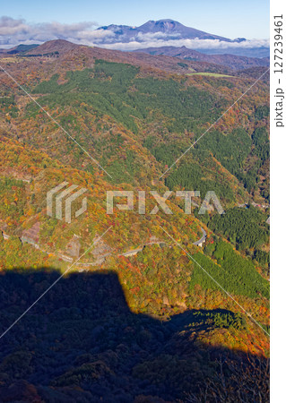 荒船山・艫岩から見る紅葉の山並みと浅間山 荒船山・艫岩から見る紅葉の山並みと浅間山 127239461