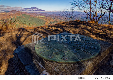 荒船山・艫岩から見る紅葉の山並みと浅間山 127239463