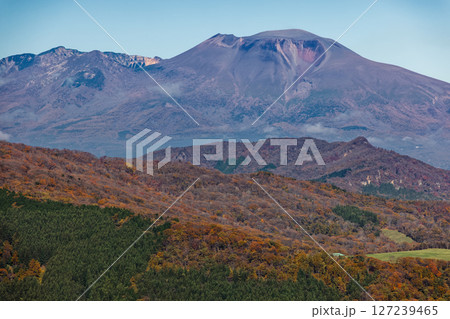 荒船山・艫岩から見る紅葉の山並みと浅間山 荒船山・艫岩から見る紅葉の山並みと浅間山 127239465