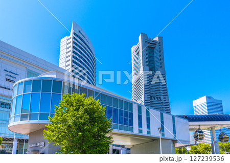 日本の東京都市景観 桜木町駅前や横浜ランドマークタワー、エアキャビンの桜木町駅などを望む 127239536