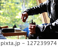 コーヒー豆を挽くゆったりした時間 127239974