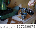 コーヒーを淹れる 127239975