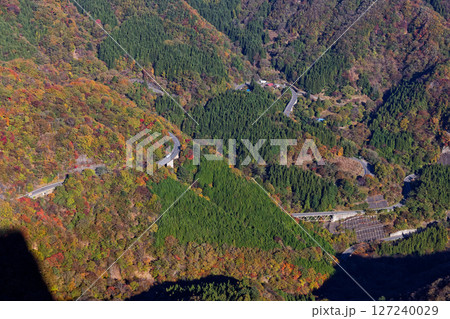 荒船山・艫岩から見る紅葉の山肌と国道254号線 127240029