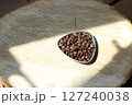 焙煎したコーヒー豆 127240038
