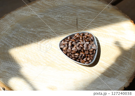 焙煎したコーヒー豆 127240038