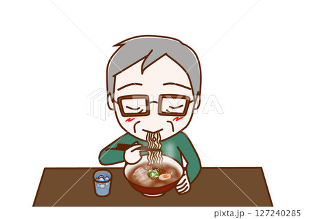 （上半身正面）熱々のラーメンを美味しそうに食べている高齢の男性 127240285