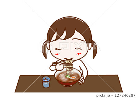 （上半身正面）熱々のラーメンを美味しそうに食べている女子学生 127240287