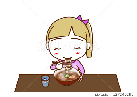 (上半身正面)熱々のラーメンを美味しそうに食べている白人少女 (上半身正面)熱々のラーメンを美味しそうに食べている白人少女 127240296