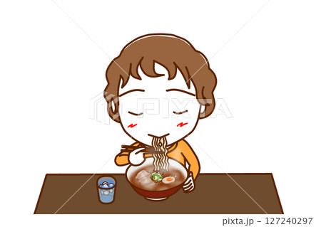 （上半身正面）熱々のラーメンを美味しそうに食べている白人少年 127240297