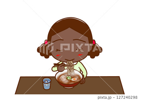 (上半身正面)熱々のラーメンを美味しそうに食べているアフリカ系少女 (上半身正面)熱々のラーメンを美味しそうに食べているアフリカ系少女 127240298
