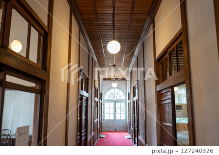 島根県　洋風建築の迎賓館　興雲閣のレトロな廊下 127240326