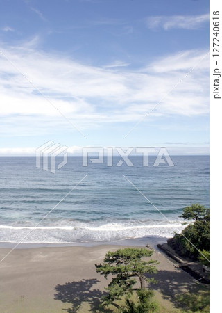 晴天の伊豆半島、河津町の今井浜海岸から穏やかな相模湾と太平洋を見る 晴天の伊豆半島、河津町の今井浜海岸から穏やかな相模湾と太平洋を見る 127240618