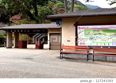静岡県　熱海梅園入口と熱海梅園案内板と山並み 127241503