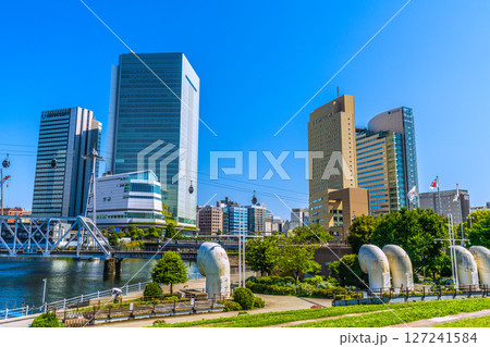 日本の東京都市景観 桜木町駅前。横浜市役所やヨコハマエアキャビンなどを望む 127241584