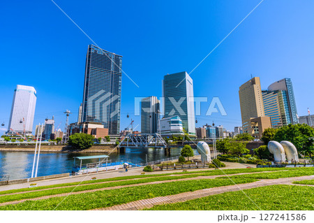 日本の東京都市景観 桜木町駅前。横浜市役所やヨコハマエアキャビンなどを望む 127241586