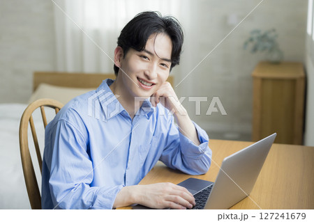 パソコンを使う若い男性 パソコンを使う若い男性 127241679