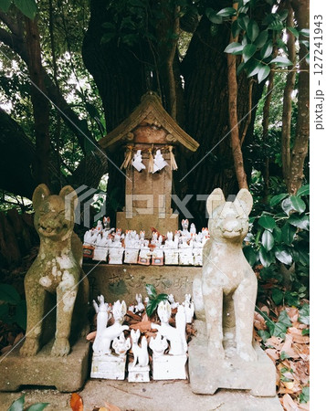 【島根】城山稲荷神社の狐の石像と置物（松江） 127241943
