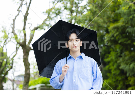 日傘を差す若い男性 日傘を差す若い男性 127241991
